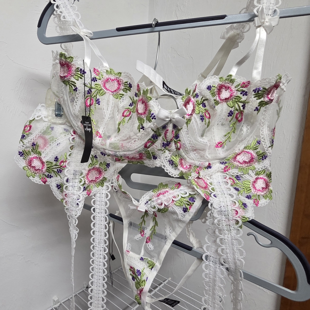 Floral Embroidered Lace Bra Set - White and Pink